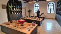 V prenovljenem Turistično-informacijskem centru Koper je zaživel 
tudi prodajni prostor s tipičnimi istrskimi izdelki in spominki.