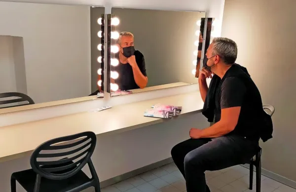 Direktor SSG Danijel Malalan med ogledom prenovljenih garderob miljskega gledališča 
Verdi, s katerim bo tržaško gledališče sodelovalo v sklopu programa nove sezone.
