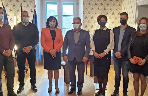 Županji občin  Alenka Štrucl Dovgan in Saša Likavec Svetelšek (ob ministru Andreju Vizjaku) sta včeraj podpisali  pogodbe za posamezna dela 
z zastopniki  družb Grafist, Adriaing, Adriaplan in Godina Brankom Vidovićem, Ninom Filipinom, Andrejem Žiberno in Jasno Godina. 