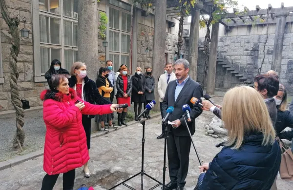   Staršev, ki se z ukrepi ne strinjajo, je malo, ustrahujejo pa tudi 
druge in  šolam nalagajo dodatno delo,    je  v imenu kolegov poudaril 
ravnatelj OŠ Milojke Štrukelj Janez Kobe.