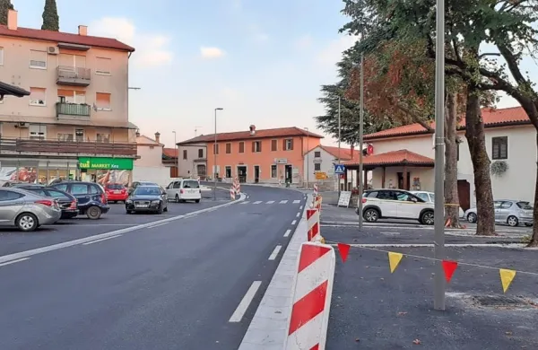 Člani civilne pobude so na napake pri urejanju Dutovelj opozorili 
v medijih, junija so dočakali prvi sestanek s pristojnimi, ki pa 
njihovim pripombam niso prisluhnili.