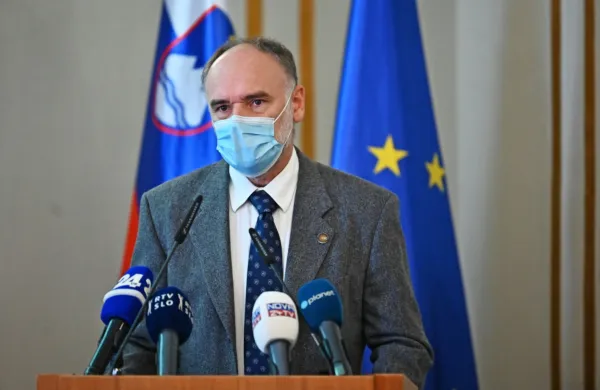 Dr. Roman Jerala pričakuje, da bo tudi v Evropi v kratkem 
odobreno cepivo proti covidu-19 tudi za mlajše od 12 let.    