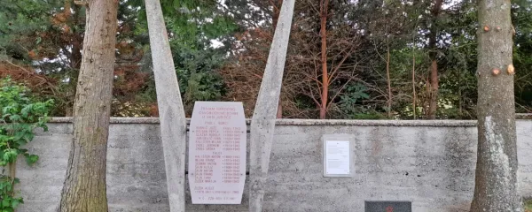 Desno ob spomeniku padlim partizanom je na pokopališču na 
Jurščah še grob neznanega partizana.