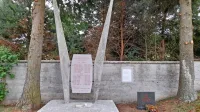 Desno ob spomeniku padlim partizanom je na pokopališču na 
Jurščah še grob neznanega partizana.