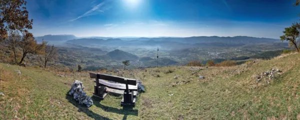 Na  robu Školja sv. Pavla, kjer se nahajajo ostanki antične naselbine,  je eno najlepših razgledišč na Vipavsko dolino. 