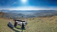 Na  robu Školja sv. Pavla, kjer se nahajajo ostanki antične naselbine,  je eno najlepših razgledišč na Vipavsko dolino. 