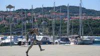 Začasna postavitev plastike Zorana Pozniča v okviru Majskega 
salona 2021 v Kopru.
