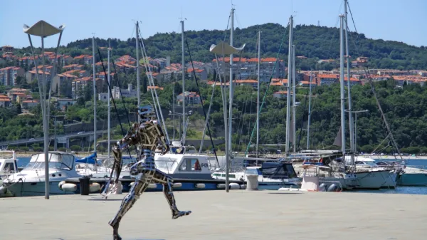 Začasna postavitev plastike Zorana Pozniča v okviru Majskega 
salona 2021 v Kopru.
