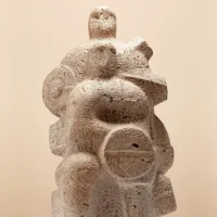 Pokončni bojevniki / Guerrieri verticali, 1970, kamen travertin, 
100 x 60 x 50 cm