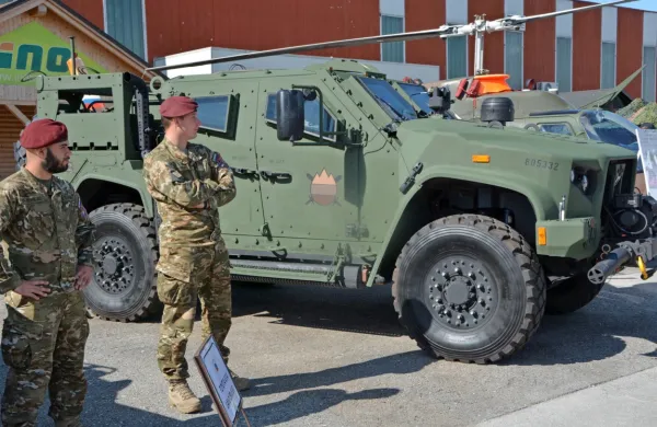  Državna revizijska komisija je razveljavila postopek oddaje javnega naročila za nakup interkom opreme za lahka štirikolesna 
oklepna vozila oshkosh, ki ga je ministrstvo za obrambo oddalo po 
postopku s pogajanji brez predhodne objave. 