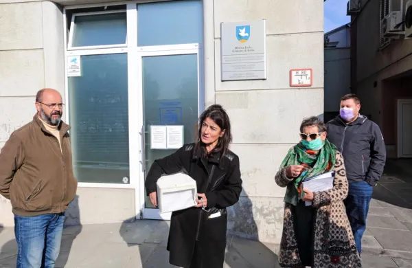 “Naš prvotni namen  ni bil  referendum, v  izpeljavo  smo  prisiljeni, 
ker občina od leta 2004 oziroma 2012, ko  se ga je bolj resno   lotila,   
ni pokazala razumevanja za naša prizadevanja,“ je novinarjem 
pred vrati občinske uprave povedala  Viktorija Carli.