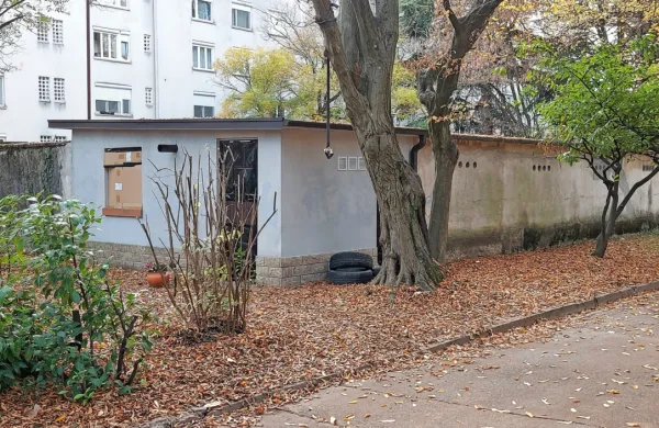 V eni izmed garaž med bloki na Kidričevi ulici v Novi Gorici sta 
osumljenca v petek zvečer s pestmi in klofutami pretepla 40-letno  
žensko.  