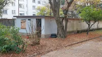 V eni izmed garaž med bloki na Kidričevi ulici v Novi Gorici sta 
osumljenca v petek zvečer s pestmi in klofutami pretepla 40-letno  
žensko.  