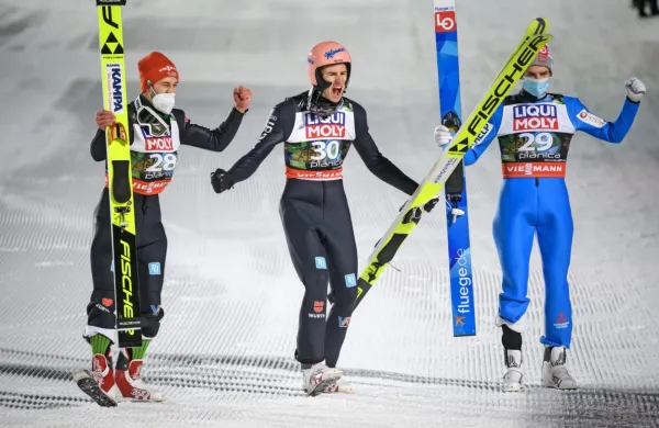  Z desne so zmagovalec svetovnega pokala Norvežan Halvor Egner 
Granerud ter Nemca Karl Geiger in  Markus Eisenbichler, ki naj bi 
po napovedih tudi v novi sezoni krojili vrh.

