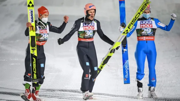  Z desne so zmagovalec svetovnega pokala Norvežan Halvor Egner 
Granerud ter Nemca Karl Geiger in  Markus Eisenbichler, ki naj bi 
po napovedih tudi v novi sezoni krojili vrh.

