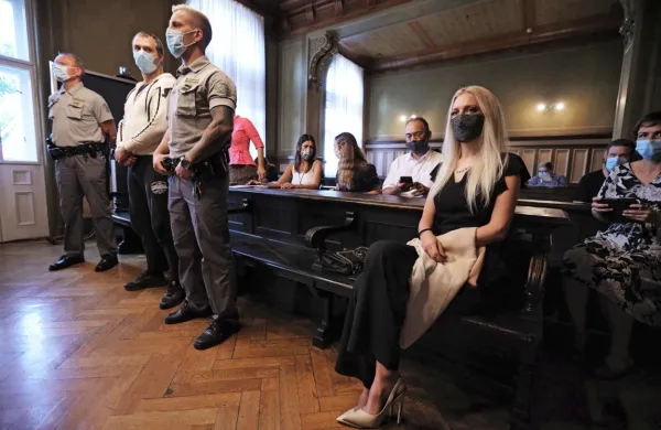 Na današnjem nadaljevanju sojenja so vsi štirje - tako Julija 
Adlešič in njen partner Sebastien Abramov kot njegova starša 
Tinka Huskić Colarič in Gorazd Colarič  krivdo priznali.