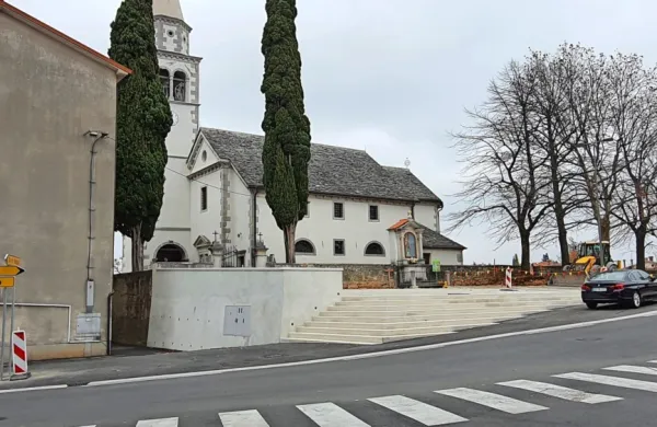 Stroka je zdaj pripravljena sprejeti boljšo rešitev namesto visokega ometanega zidu pred cerkvijo.   