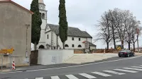 Stroka je zdaj pripravljena sprejeti boljšo rešitev namesto visokega ometanega zidu pred cerkvijo.   