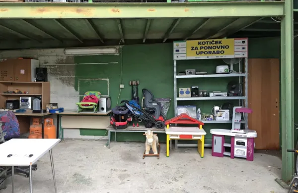 V kotičku za ponovno uporabo se dobi še delujoče električne 
naprave, otroško opremo,  igrače, pohištvo in še marsikaj. 