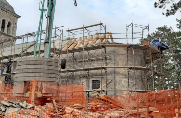 Dve tretjini strehe cerkve sta že prekriti, te dni delavci prekrivajo 
še prezbiterij. Ali bo zanj dovolj starih skrl, še ni povsem jasno.
