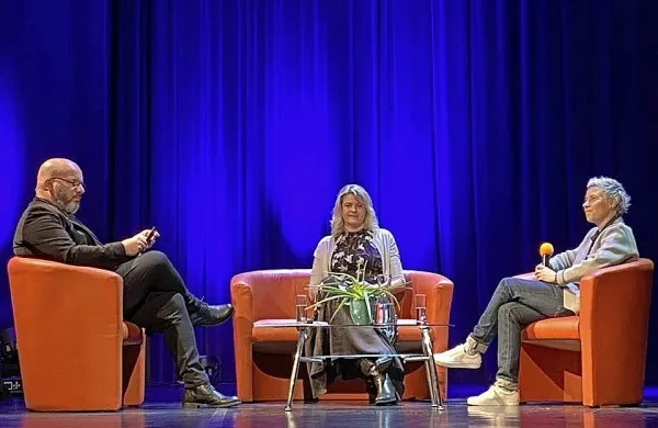 Tatjana Mihelj (desno) in Larisa Štoka med pogovorom z Markom 
Strletom