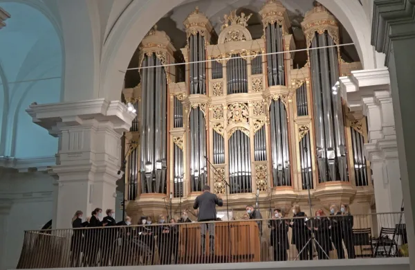 Nove orgle  so zazvenele s  študentskima zboroma  ljubljanske in koprske univerze (na fotografiji). 