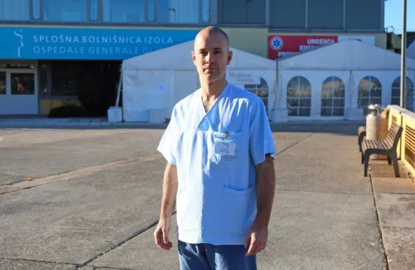 Prostovoljec Jaka Šoba se je takoj odzval klicu zdravstva na pomoč in se javil za delo na covidnem odelku izolske bolnišnice, kjer so ga vzeli za svojega.
