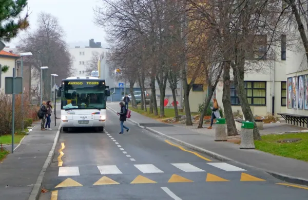  Mestni avtobus, ki ga predlaga Ljubica Jelušič, bi skrbel tudi za dovoz šolarjev v osnovno in srednjo šolo, tako kot jih zdaj pripeljejo avtobusi 
iz okoliških krajev (na fotografiji je  medkrajevni avtobus za srednješolce).

