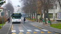  Mestni avtobus, ki ga predlaga Ljubica Jelušič, bi skrbel tudi za dovoz šolarjev v osnovno in srednjo šolo, tako kot jih zdaj pripeljejo avtobusi 
iz okoliških krajev (na fotografiji je  medkrajevni avtobus za srednješolce).

