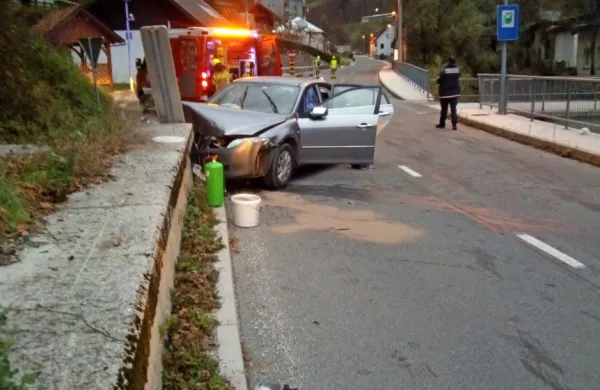 

Mazda 6, v kateri se je peljalo pet mladih, se je zarila v vogal 
betonskega podpornega zidu.