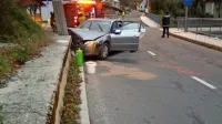 

Mazda 6, v kateri se je peljalo pet mladih, se je zarila v vogal 
betonskega podpornega zidu.