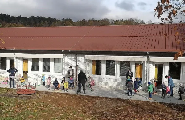 Na Pivškem za dva tedna zapirajo javno življenje, že od petka se na daljavo šolajo vsi učenci osnovne šole v Košani