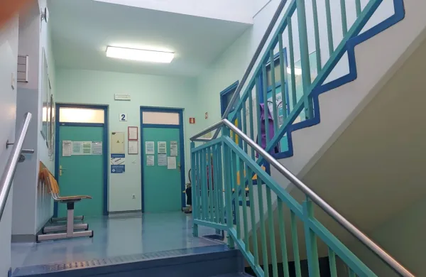 Prazne čakalnice so v trenutnih epidemioloških razmerah ključne za zmanjšanje možnosti prenosa okužb in ne pomenijo, da ambulante ne delajo. 