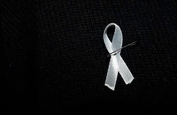 Bela pentlja simbolizira podporo ob dnevu boja proti nasilju nad 
ženskami in otroki.

