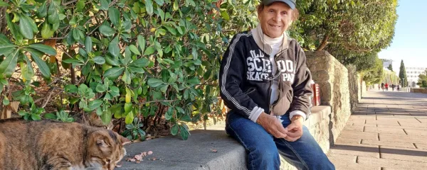 Milan Petrovič ob sprehajalni poti med Piranom in Portorožem hrani prostoživeče mačke in jih tudi vozi k veterinarju. 