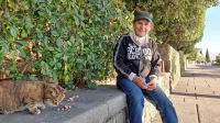 Milan Petrovič ob sprehajalni poti med Piranom in Portorožem hrani prostoživeče mačke in jih tudi vozi k veterinarju. 