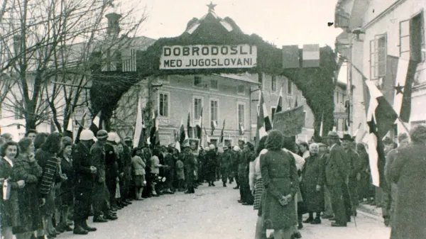 Manifestacija v Bovcu ob prihodu mednarodne zavezniške razmejitvene komisije leta 1946.  