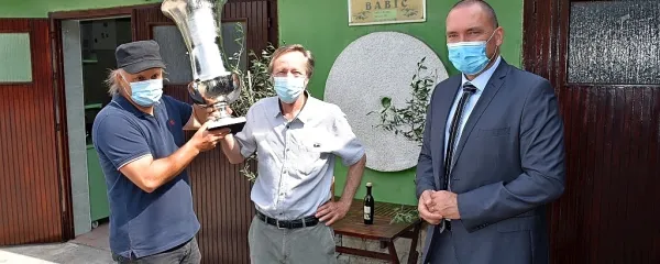 Pariški pokal je Vanji Dujcu (v sredini) v Babiče, k njegovemu oljarju Sandiju Babiču, junija prinesel minister za kmetijstvo, gozdarstvo in prehrano Jože Podgoršek (desno). 
