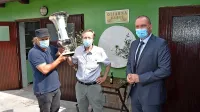 Pariški pokal je Vanji Dujcu (v sredini) v Babiče, k njegovemu oljarju Sandiju Babiču, junija prinesel minister za kmetijstvo, gozdarstvo in prehrano Jože Podgoršek (desno). 