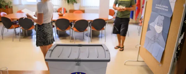 Ustava govori, da ima vsak  polnoletni državljan pravico voliti in 
biti izvoljen ter da imajo volilci odločilen vpliv pri dodelitvi 
mandatov poslancem. A realnost, ki ima  psihološki učinek na ljudi, 
tega ne potrjuje.