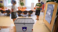Ustava govori, da ima vsak  polnoletni državljan pravico voliti in 
biti izvoljen ter da imajo volilci odločilen vpliv pri dodelitvi 
mandatov poslancem. A realnost, ki ima  psihološki učinek na ljudi, 
tega ne potrjuje.
