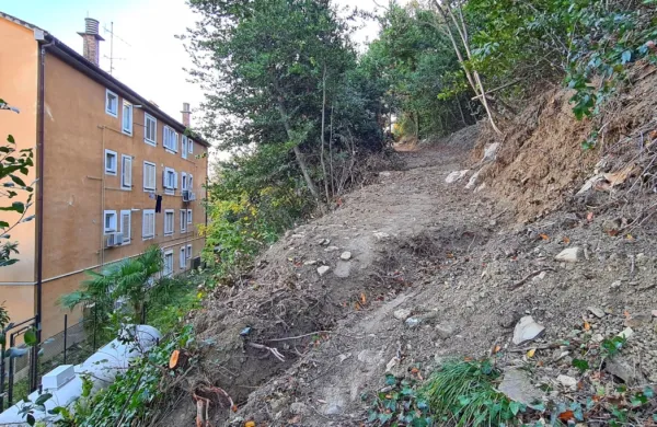 Stanovalci v blokih na Cesti na Markovec 21 in 23 so zaskrbljeni 
zaradi posegov na brežini za njihovimi stavbami. 