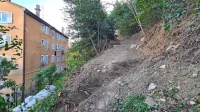 Stanovalci v blokih na Cesti na Markovec 21 in 23 so zaskrbljeni 
zaradi posegov na brežini za njihovimi stavbami. 