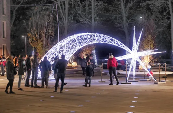 Praznični videz Kopra, ki je precej podoben lanskemu, letos  
dopolnjuje še okrasitev novega parka nad Muzejskim trgom.