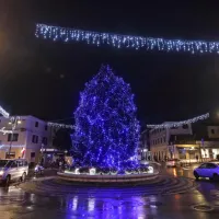 Izola od petka žali v svoji tradicionalni modri barvi.