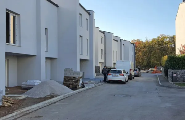 Pet vrstnih hiš  $@  od predvidenih še  zadnjih 15 v Gabrovem naselju je 
že v  fazi zaključka, dve od njih pa sta že  naseljeni.