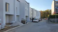 Pet vrstnih hiš  $@  od predvidenih še  zadnjih 15 v Gabrovem naselju je 
že v  fazi zaključka, dve od njih pa sta že  naseljeni.