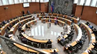 

Državni svet bi znova združil poslansko in župansko funkcijo, 
čemur pa večina poslancev ni naklonjena.

