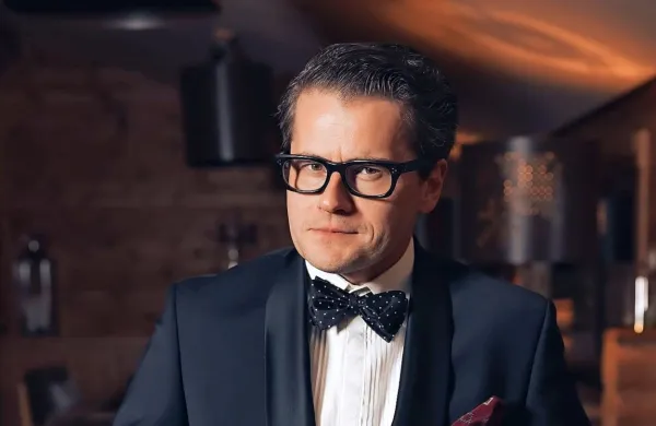 Kriminalka Vohun, ki me je okužil sledi  žanrskem prvencu Jureta 
Godlerja Casino Banale, ki je  izšel lani.