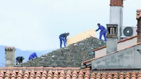 Pri prekrivanju strehe je 53-letni delavec pred šestimi leti stopil na 
del dotrajane plastične kritine in padel v notranjost hale  (fotografija je simbolična).

